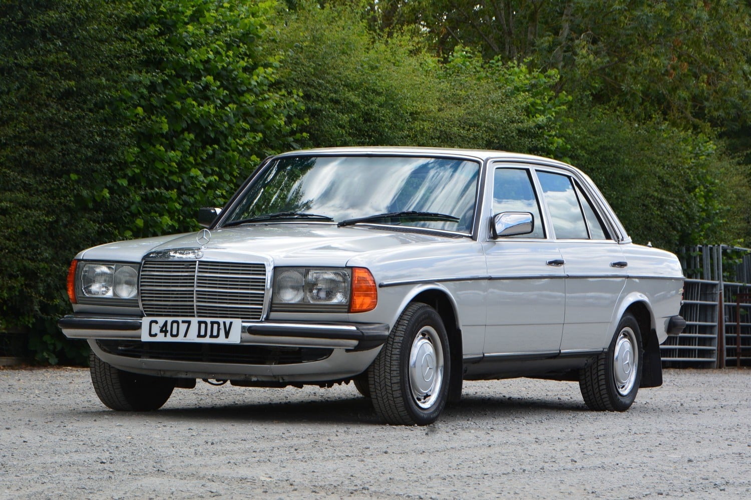 Mercedes Benz 230E W123